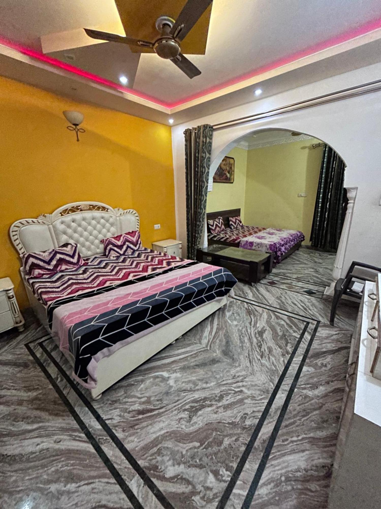 $4 Home Stay 암리차르 외부 사진